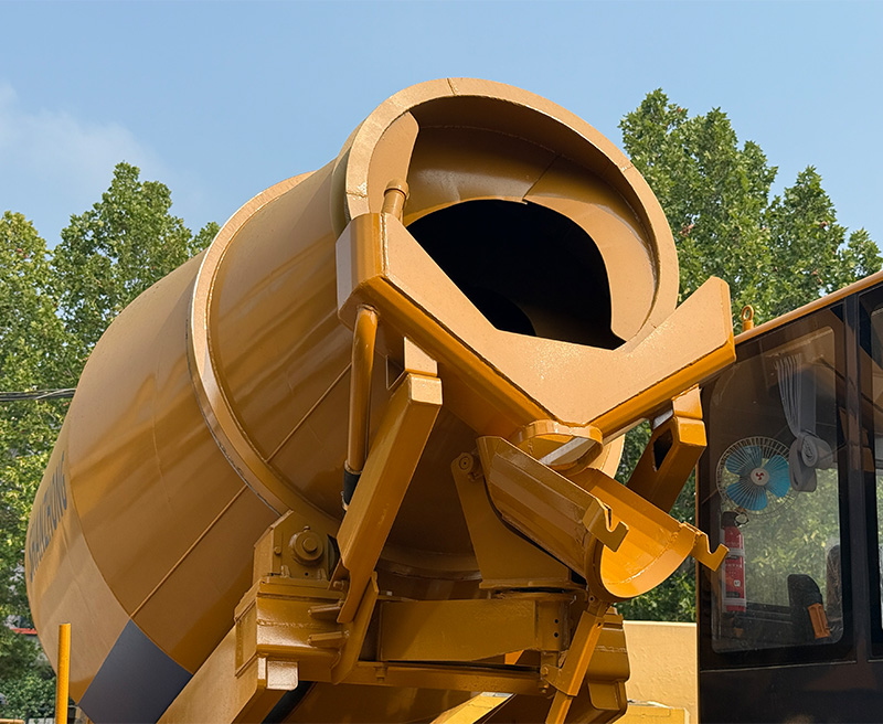 Self-propelled concrete mixer SZ6400