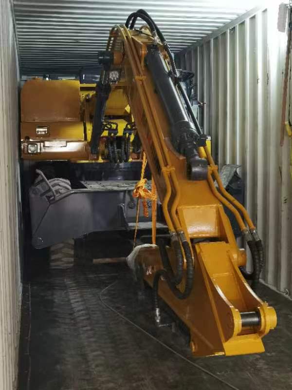 "One Belt, One Road" Shanzhong brand wheeled excavator on the China-Europe train. "One Belt, One Road" Shanzhong brand wheeled excavator on the China-Europe train.